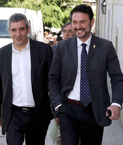 Julio Villarrubia (izquierda) camina junto a José Luis Vázquez en una visita a La Granja.