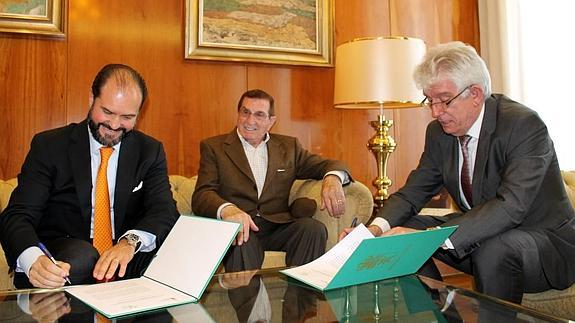 El rector de la ULE, José Ángel Hermida, y el presidente de la Fundación Cepa, Carlos Fernández, durante la firma del acuerdo. 