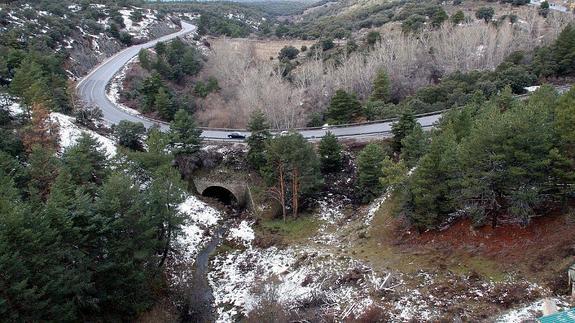 Vista de la zona prevista para la recrecida de la presa de Puente Alta. 