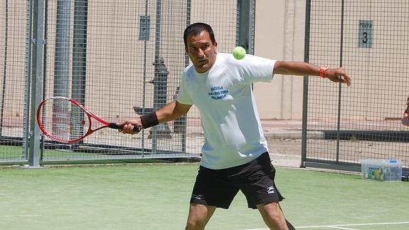 Juan Guadilla resta un saque de su rival en la final del Campeonato Regional.