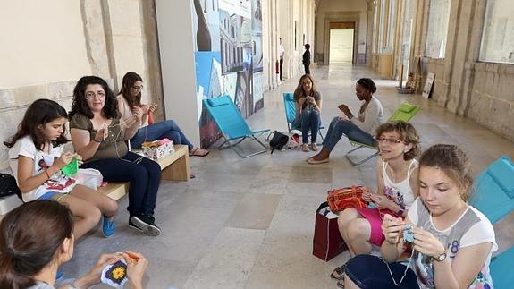 Participantes en el Día Internacional de Tejer en Público, en el Museo Patio Herreriano. 