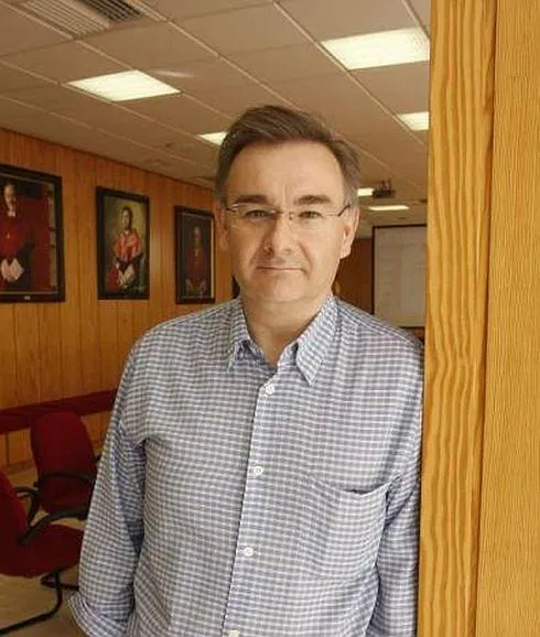 Eduardo FabiánCaparrós posa en la sala de juntas de la Facultad de Derecho. 