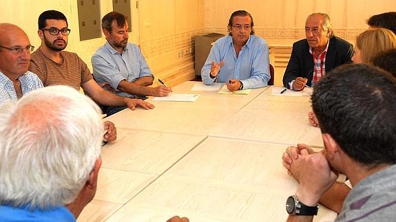 José Carlos Monsalve y los técnicos de Cultura de la Diputación, con los representantes de las bandas.