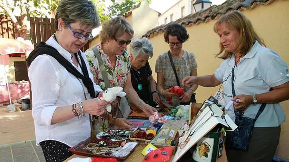 Varias mujeres, en el rastrillo de la Jornada Solidaria de la Asociación San Vicente de Paúl. 