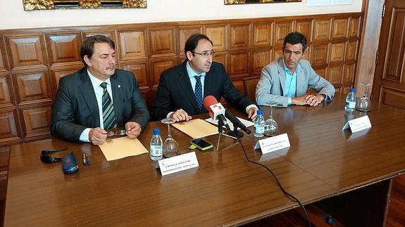 García Zúmel, Polanco y Vázquez, en la firma. 