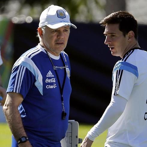 Sabella observa a Messi durante un entrenamiento de la selección argentina. 