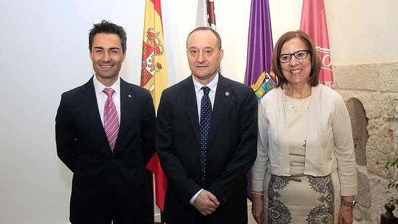 Pedro Caballero, Daniel Miguel San José y Mercedes Sánchez Báscones, tras la toma de posesión de la nueva vicerrectora.