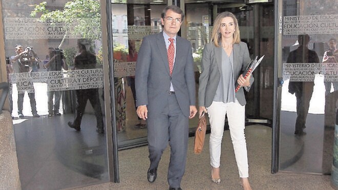 AlfonsoFernández Mañueco y Alicia García abandonan la sede ministerial tras concluir la reunión del Patronato. 