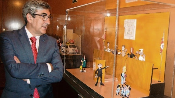 El vicepresidente de las Cortes, Fernando Rodríguez Porres, ante una vitrina, el día de la inauguración.