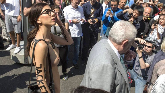 Milo Moiré paseándose desnuda por Basilea