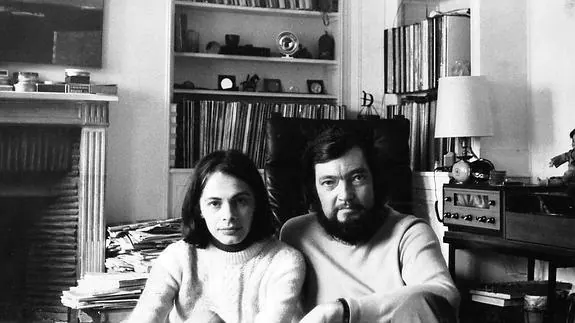 Cristina Peri Rossi y Julio Cortázar en 1973, en la casa de la parisina Rue de Léperon, donde él vivía