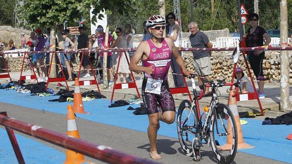 Juan Ojanguren incia el segmento de bicicleta. 