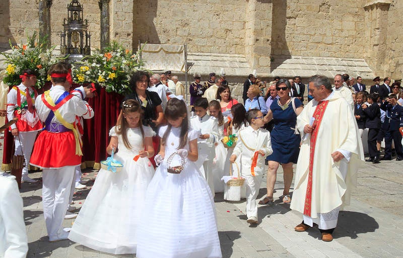 Un grupo de niños delante de la carroza con el Santísimo. 