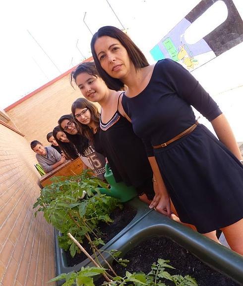 Los alumnos y la profesora que han elaborado el trabajo premiado