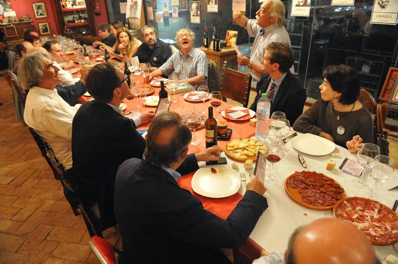 Los invitados, en un momento de la cena servida en las instalaciones de la bodega Liberalia. 