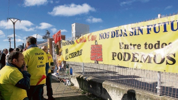 Los trabajadores se concentran ante la fábrica durante una de las negociaciones del ERE.