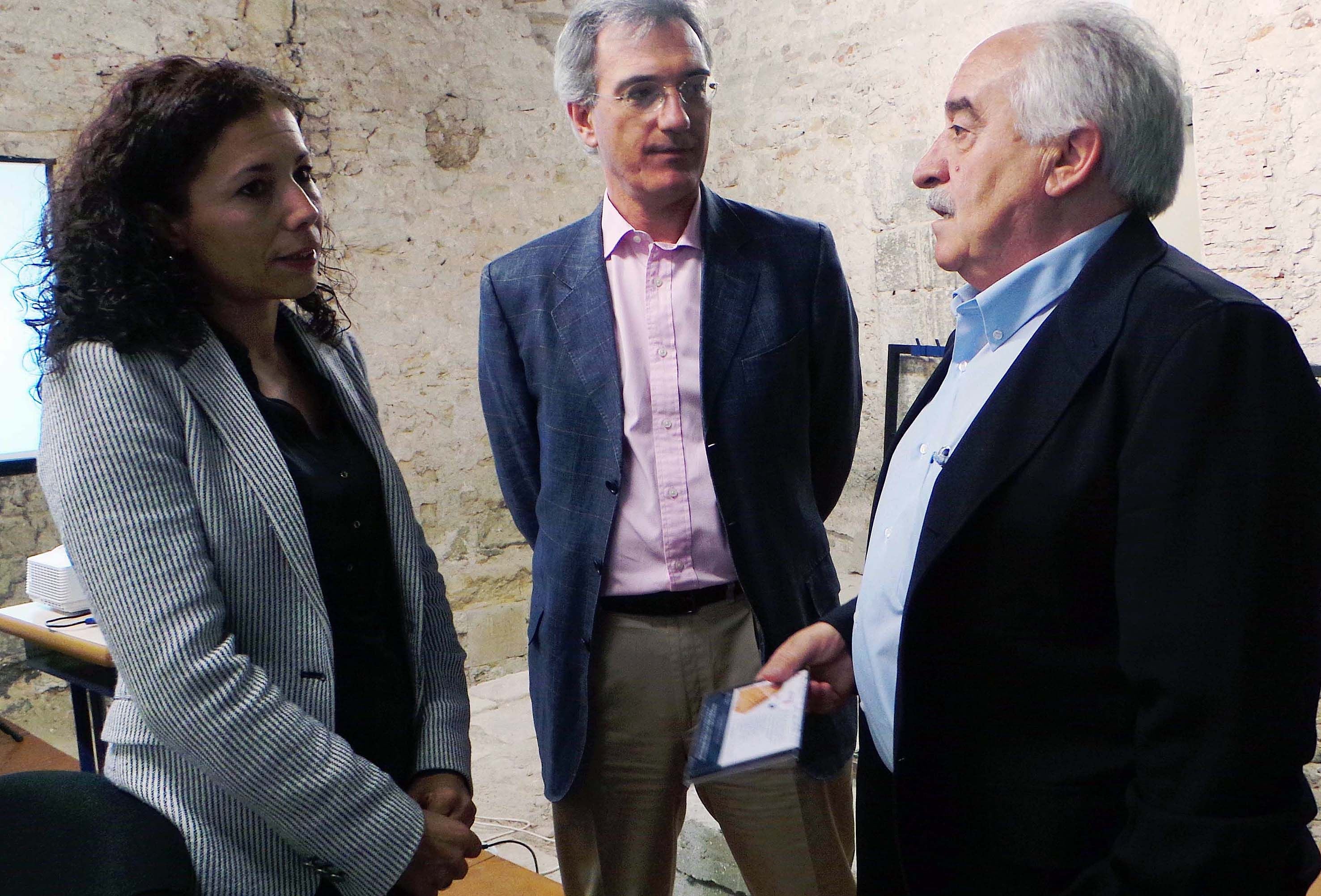 Cesáreo Pérez (derecha) charla con Ruth Llorente de Andrés y Marco Trombetta antes de la presentación. 