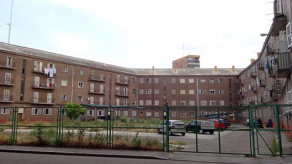 Más de diez familias viven aún en el cuartel de Puente Colgante. En la imagen, tomada hoy, se observa el patio que da al paseo del Cid. 