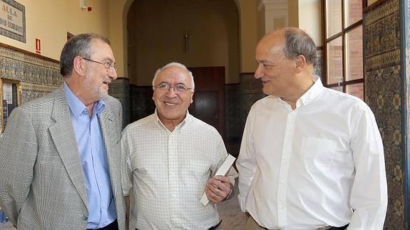 Juan José Tamayo, en la Facultad de Derecho de la UVA, junto a Jesús Quijano y Gustavo Martín Garzo. Henar Sastre