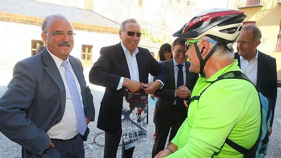 Representantes del Ayuntamiento de Ponferrada y de la Federación conversan con un ciclista.