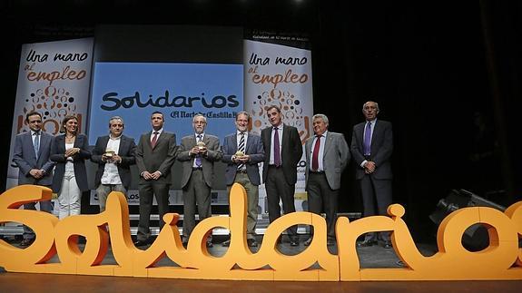 Javier Escribano, director de la Unidad de Negocios Digitales de El Norte; la consejera Milagros Marcos; Daniel Duque, de ACCEM; Agustín Rodríguez, de Kutxabank; Julián Rodríguez, de Arva; Julio Herrero, de Aspaym; Ignacio Pérez, director general de El Norte; Jesús Aguado, de Correos; y Juan Pérez, de Feaps. 
