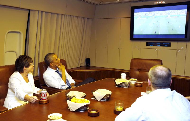 Barack Obama viendo el partido de Estados Unidos en el Mundial. 