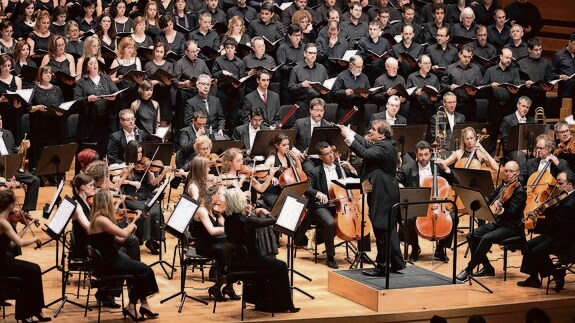 Jaime Martín, al frente de la Sinfónica de Castilla y León y los coros de Valladolid, durante el ‘Réquiem’. NACHO CARRETERO