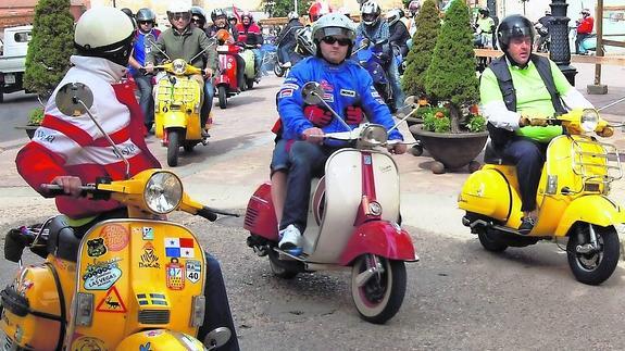 Participantes de la segunda edición de la concentración de Vespas de Mucientes