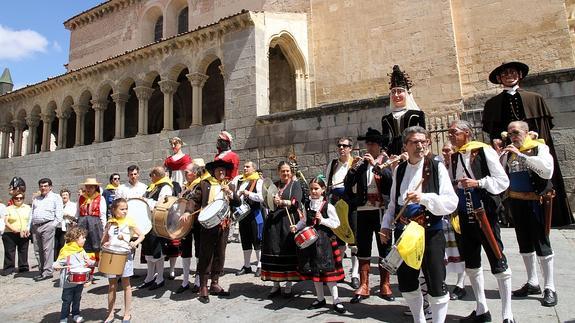 Varias generaciones de Los Silverios, durante el Pasacalles con los Gigantes y Cabezudos. 