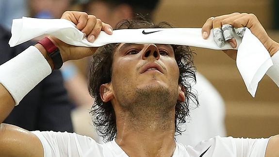 Rafa Nadal ajusta una banda sobre su frente durante un partido 