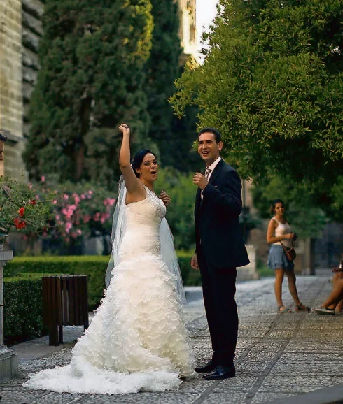 Una pareja derrocha felicidad en el día de su boda. 