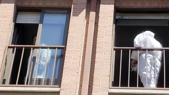 La policía revisa la vivienda donde los bomberos hallaron un cadáver