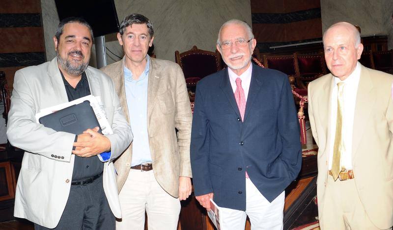 Carlos Aganzo, junto a Jesús Pedro Hilario Silva, coordinador del curso, José María Merino y Javier Lostalé, ayer en la RAE. Iñaqui Bilbao