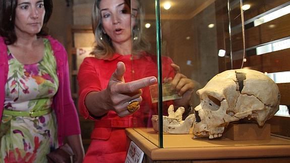 Josefa García Cirac y Alicia García, ante la réplica del Craneo 5 de Atapuerca, ‘Miguelón’. 