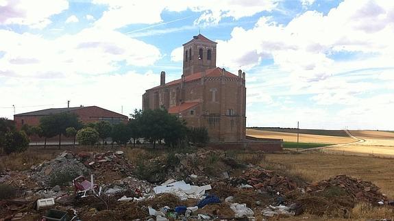 La escombrera, a los pies de la iglesia de Ventosa. 