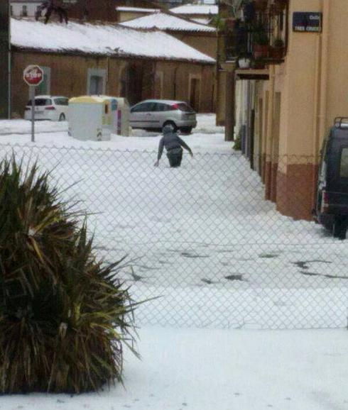 Medio metro de granizo cubre las calles de Almazán en 'la tormenta del siglo'