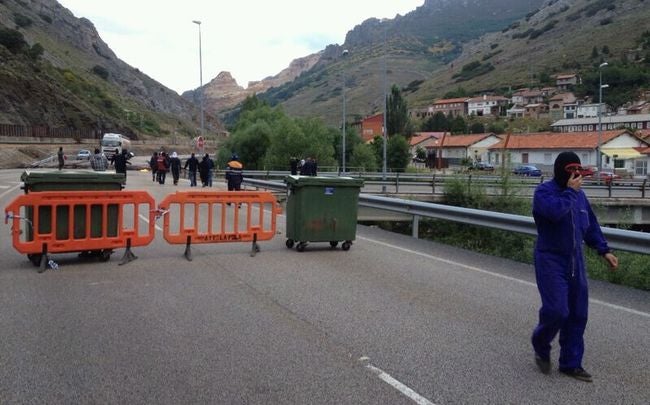 Los mineros han utilizado piedras y neumáticos ardiendo para cortar el tráfico. 