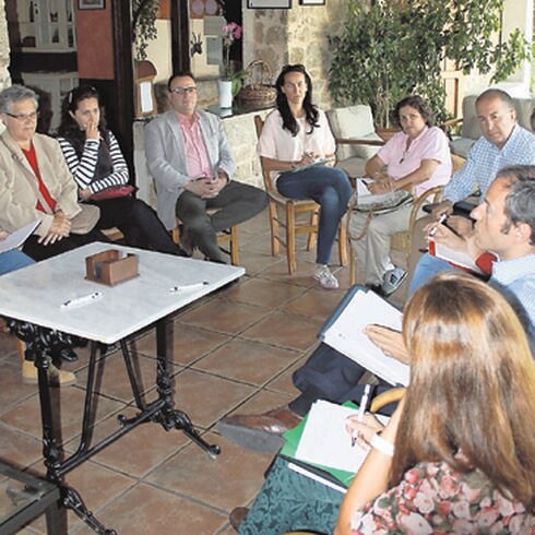 Un momento de la reunión mantenida en la jornada de ayer en San Miguel de Valero. 
