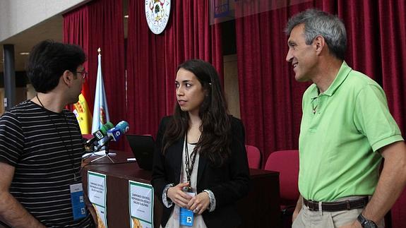 Aitor Gómez (izquierda), charla con asistentes al congreso. 