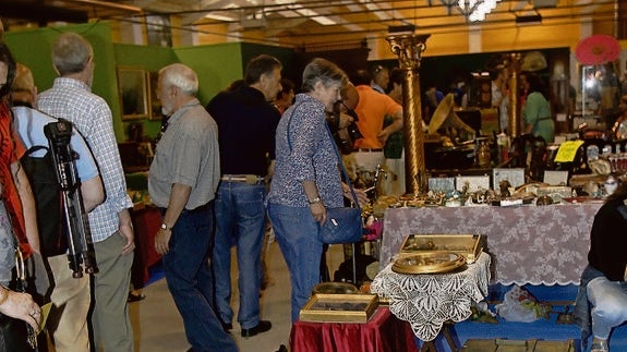 Expositor de antigüedades, el sábado en la feria. 