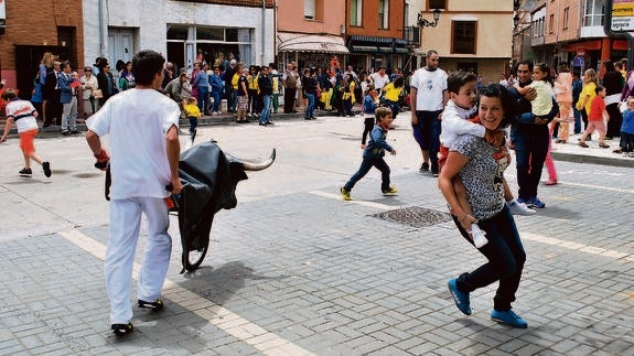 Numerosos niños difrutaron este domingo de los encierros infantiles. 