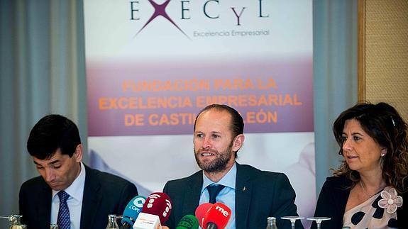 Francisco Hevia (Calidad Pascual), Miguel Calvo (Grupo Norte) y Begoña Hernández (viceconsejera de Economía) durante la presentación de la nueva Fundación Execyl. 