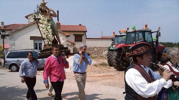 Procesión de San Cristóbal, junto a tractores engalanados en Prádanos.