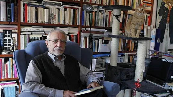 El escritor José María Merino, en su cuarto de lectura.
