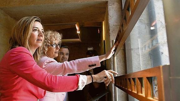 La contempla la exposición en la Filmoteca, junto a la directora del centro y el director de Políticas Culturales.