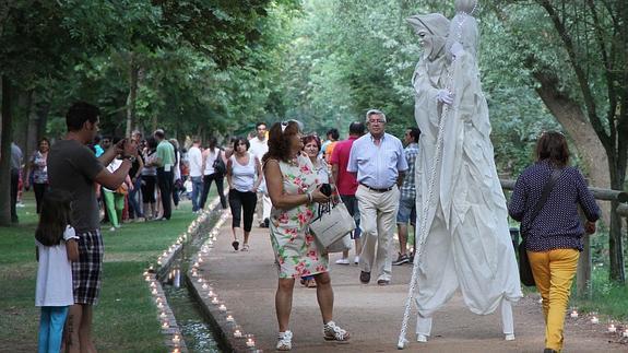 Seres Lunaticos sorprenden en la Alameda del Parral en la Noche de Luna Llena de 2013.