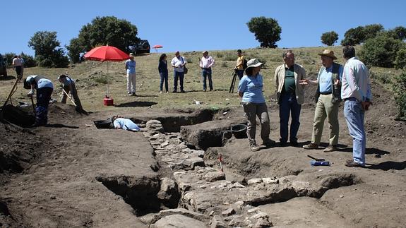 El delegado de la Junta visita el yacimiento arqueológico Cerro de los Almadenes, en Otero de Herreros. 