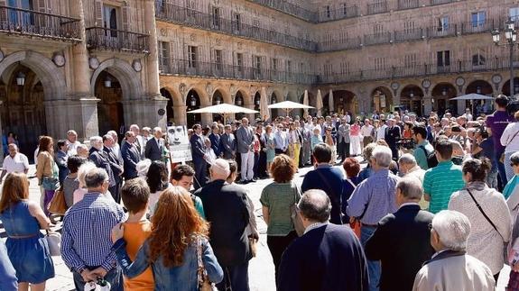 Numerosas personas acompañaron a los representantes políticos durante el minuto de silencio.