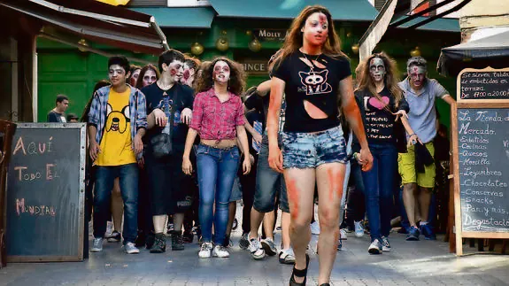 Participantes palentinos y leoneses en la marcha zombie León Z
