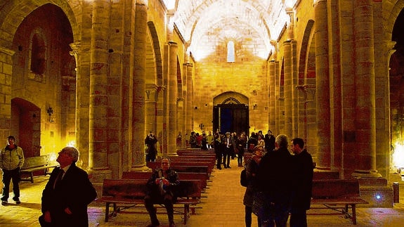 Imagen de un momento de unas de las visitas a la iglesia de Santa María de Mave. El Norte